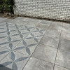 Actietegel keramiek op beton 60x60x4 cm Ambienti Greige Flower