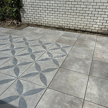 Actietegel keramiek op beton 60x60x4 cm Ambienti Greige Flower